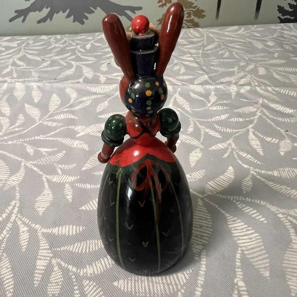 Vntg Erzgebirge-style hand-painted wood figurine of a‎ lady rabbit 5.5